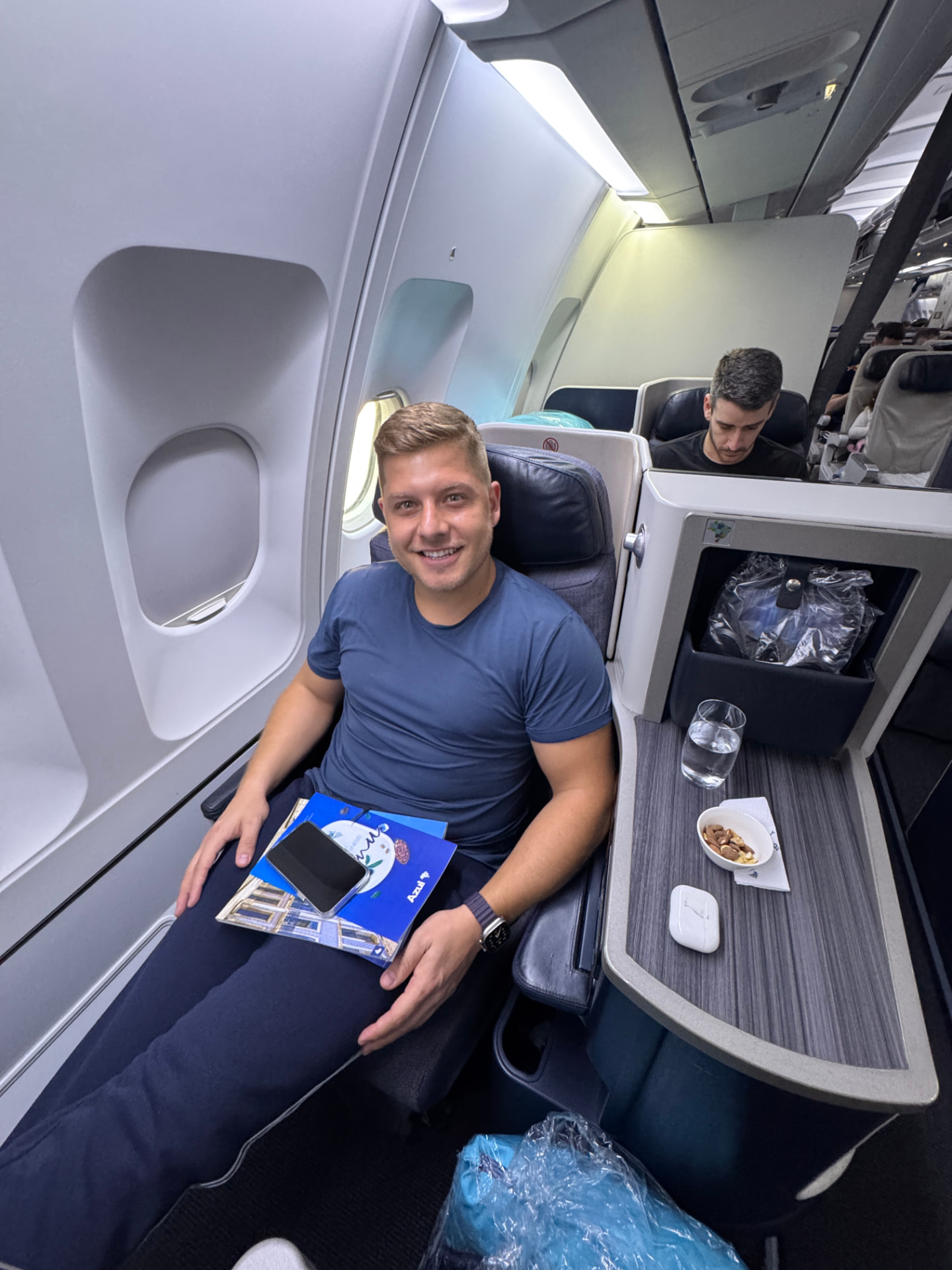 Eltz, fundador do Viajando com Eltz, em poltrona de classe executiva